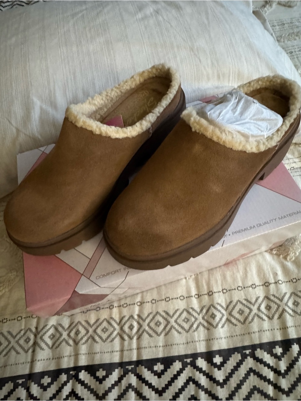 NWT Sketchers Cozy Suede Slip-On Clog in Chestnut Brown with Faux Shearling Sz 7